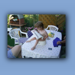Mareike 2004-08-08 liest Zeitung auf dem Topf.jpg
